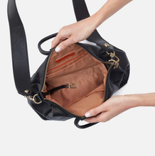 Load image into Gallery viewer, Pebble Black Medium Sheila Leather Bag
